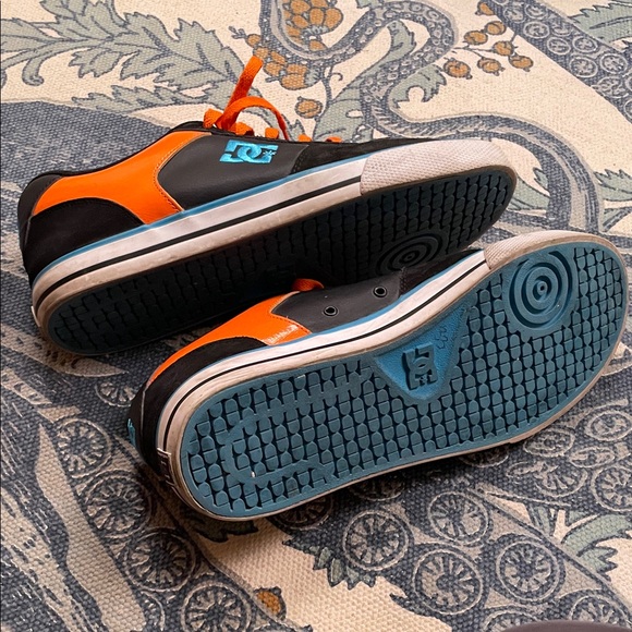 DC Men's Black and Orange Sneakers - Picture 4 of 6
